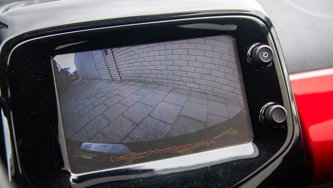 Toyota-Aygo-interieur-achteruitrijcamera