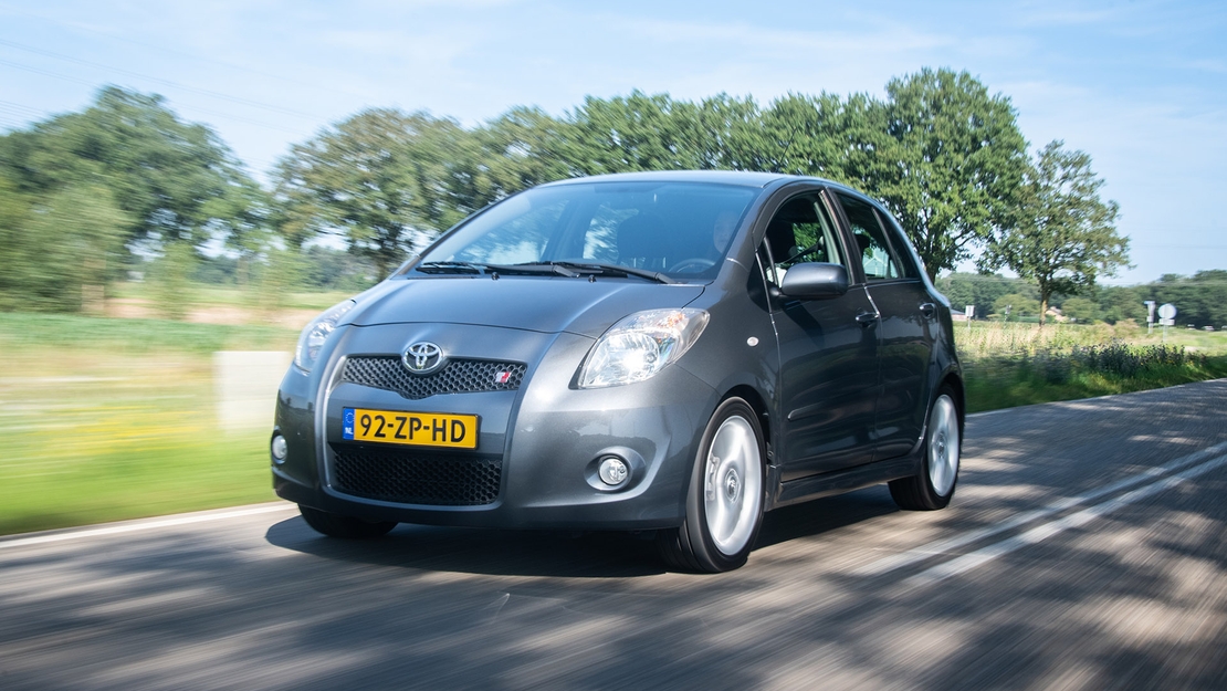 Toyota-Yaris-T-Sport-driekwart-vooraanzicht-rijdend